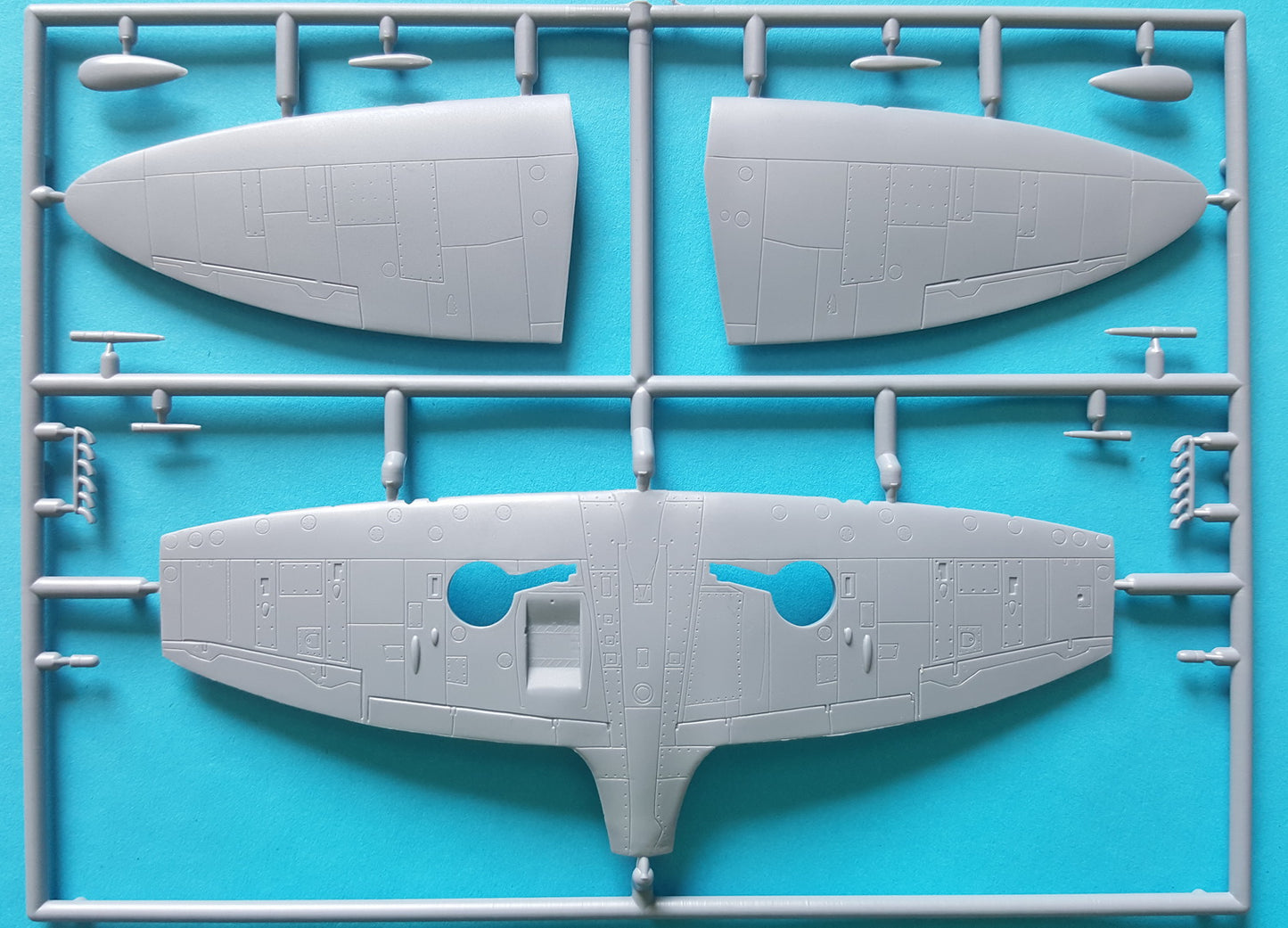 KP KPM72121 Spitfire Mk.VC Four Barrels Over Malta 1:72