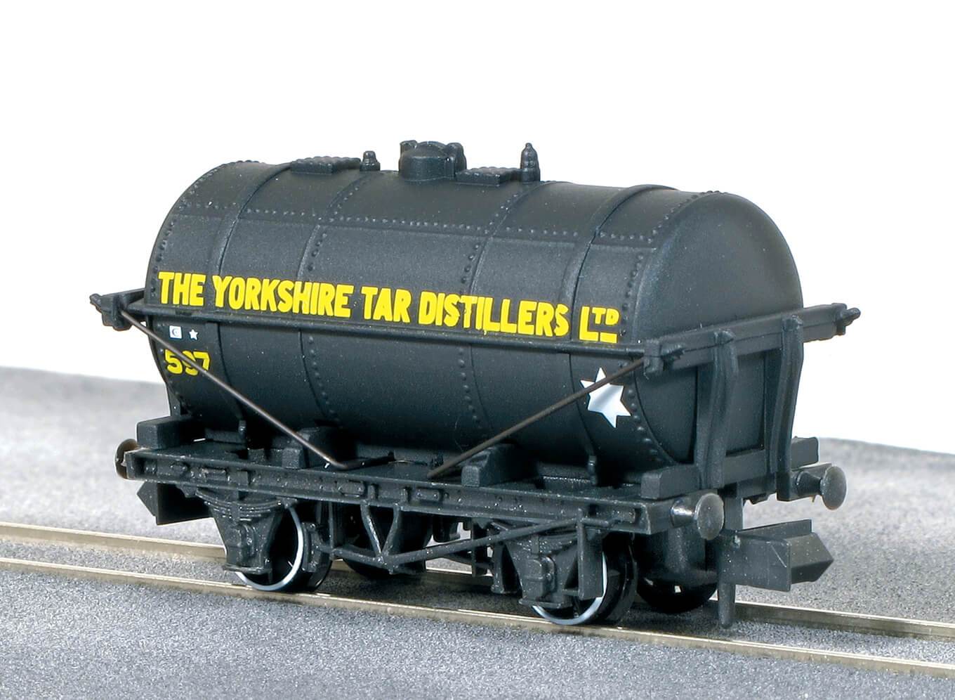 PECO NR-P180 Yorkshire Tar Distillers Tank Wagon No.597 N Gauge