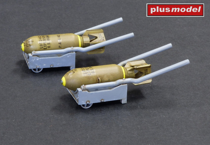 Plus Model PMAL3021 1:32 Set includes two hand-pull bomb carts with 250 Lb