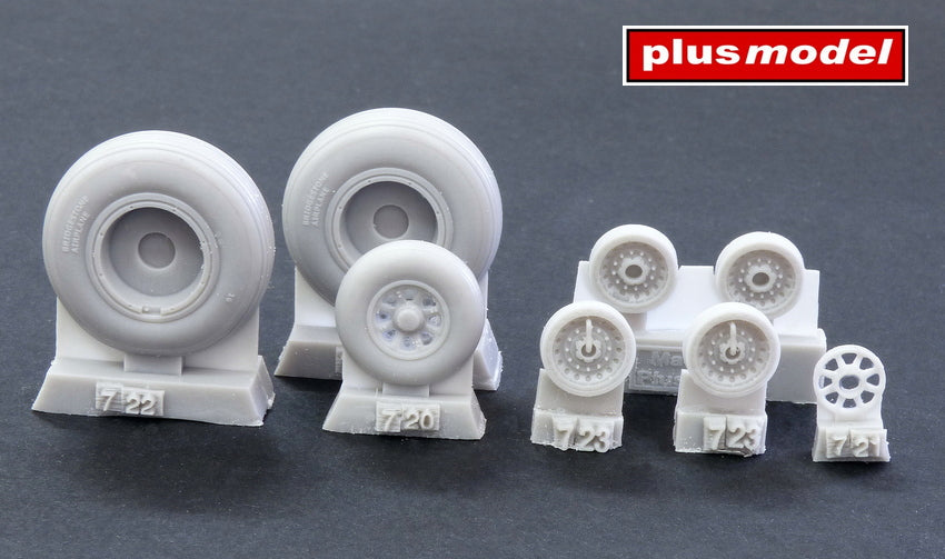 Plus Model PMAL7067 1:72 Consolidated B-24 Liberator wheels grooved