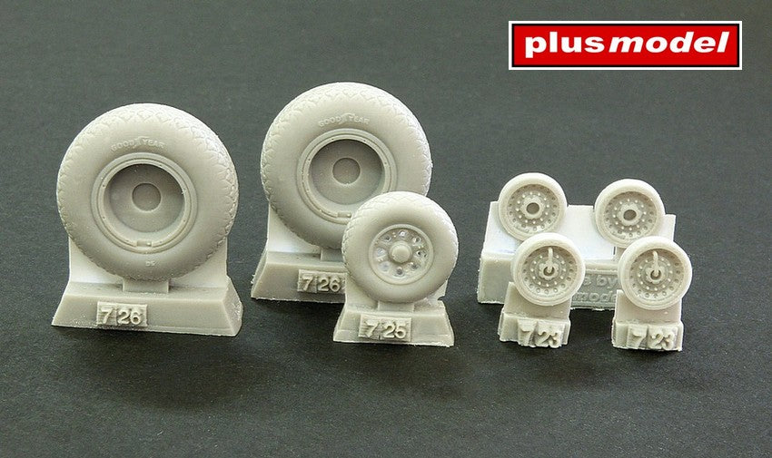 Plus Model PMAL7068 1:72 Consolidated B-24 Liberator wheels with diamond tread