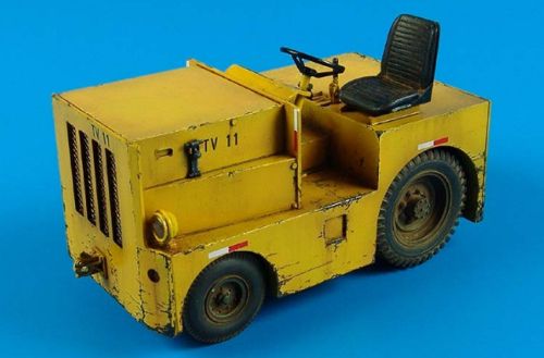 Aerobonus  QAB320020 1:32 DMC Logan T-40 USAF tow tractor