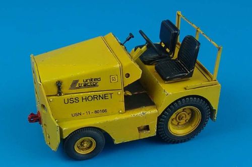 Aerobonus  QAB320035 1:32 UNITED TRACTOR GC-340/SM340 tow tractor U.S