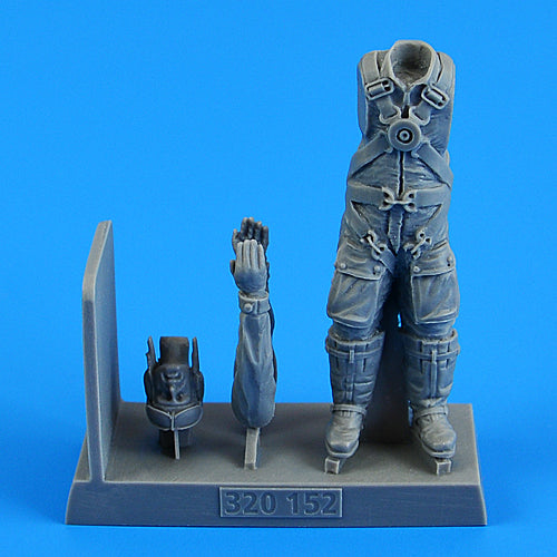 Aerobonus  QAB320152 1:32 Luftwaffe WWII Pilot with a parachute