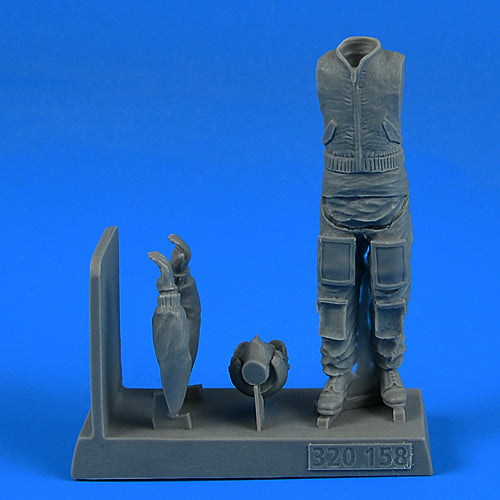 Aerobonus  QAB320158 1:32 NATO Combat Pilot standing