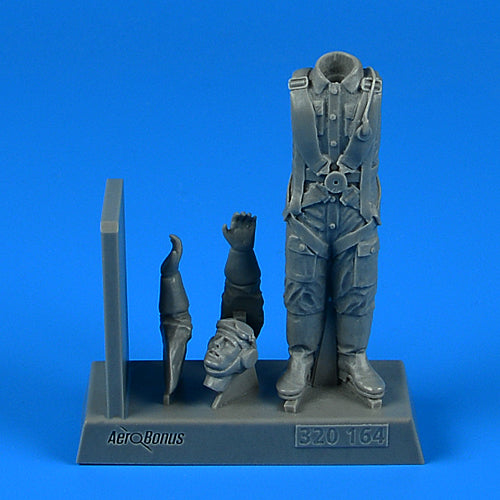 Aerobonus  QAB320164 1:32 French Air Force WWII Pilot standing