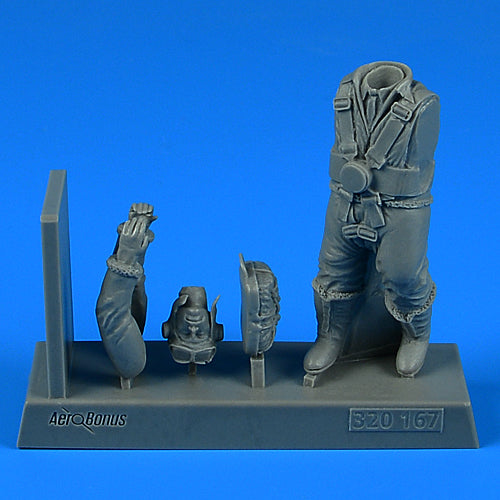 Aerobonus  QAB320167 1:32 RAF WWII Bomber Pilot with parachute standing