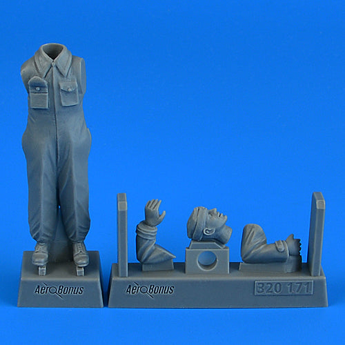 Aerobonus  QAB320171 1:32 German WWI aircraft mechanic standing in overalls