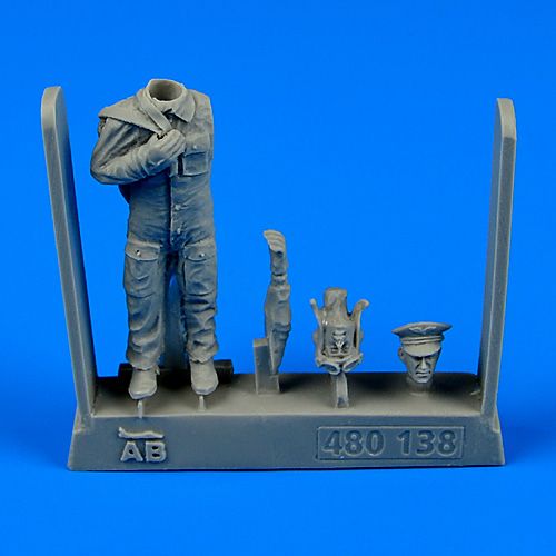 Aerobonus  QAB480138 1:48 Free French Fighter Pilot WWII Normandie-Niemen