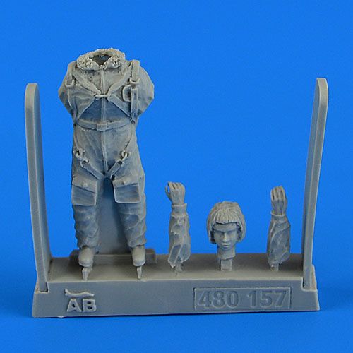 Aerobonus  QAB480157 1:48 Soviet Woman Pilot WWII with parachute