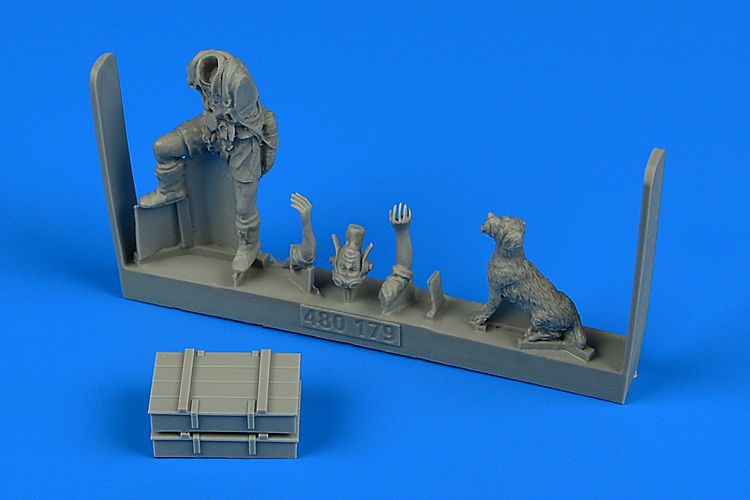 Aerobonus  QAB480179 1:48 Middle East Allied Pilot WWII with dog