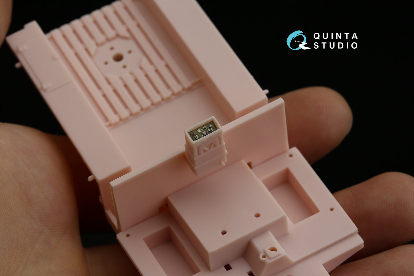 Quinta Studio QD35087 1:35 SAS Land Rover Pink Panther 3D Interior