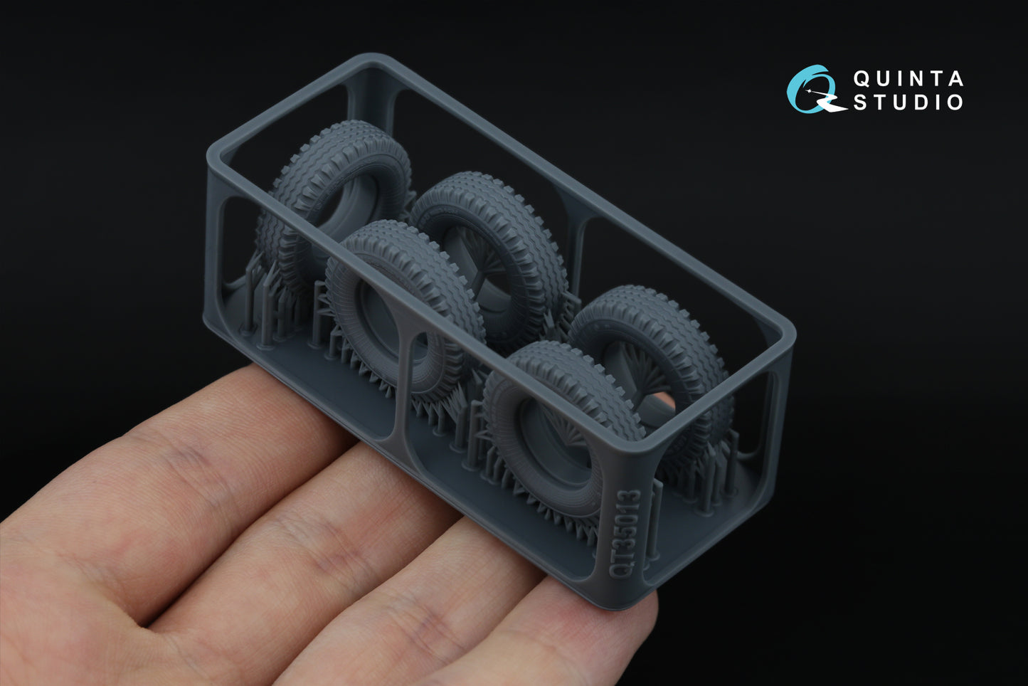 Quinta Studio QT35013 1:35 UAZ-469 Family tyre set