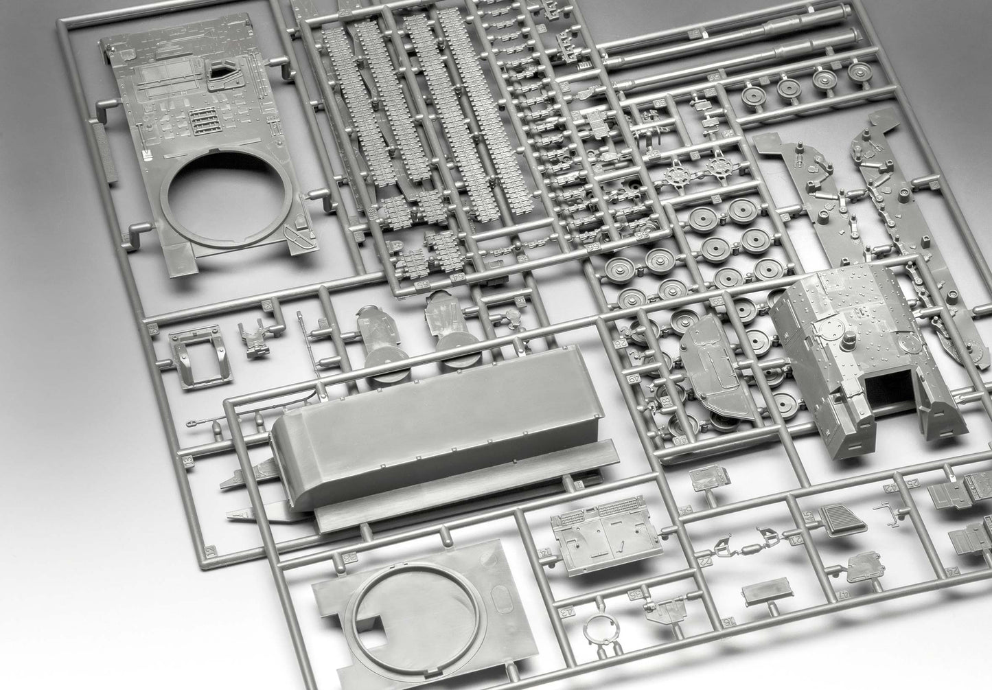 Revell 3347 Panzerhaubitze 2000 1:72 Model Kit