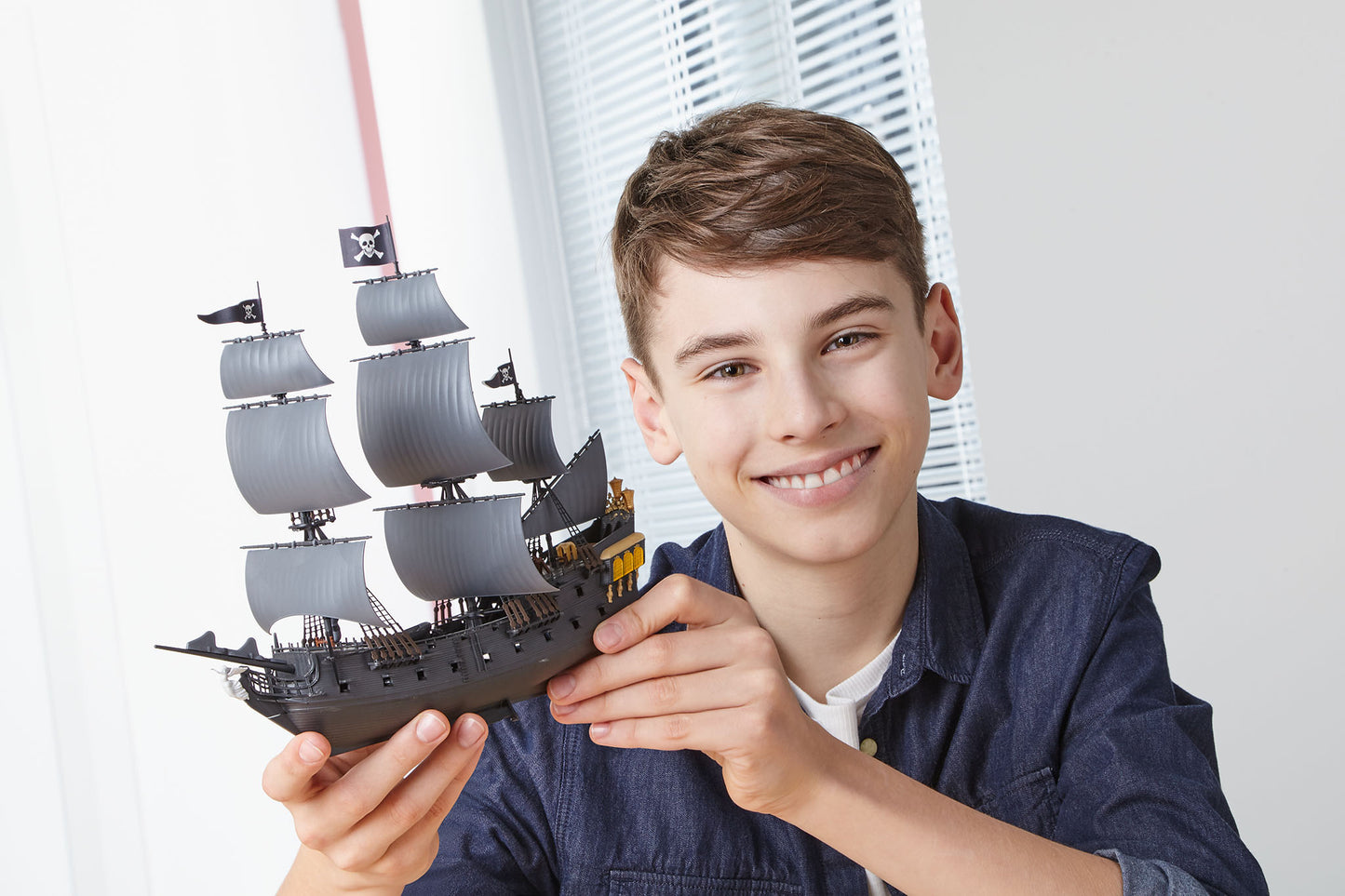 Revell 5499 Black Pearl Pirate Ship 'Pirates Of The Caribbean' 1:150 Model Kit