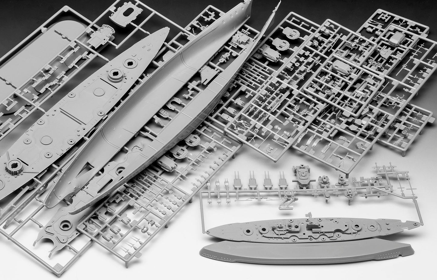 Revell 5637 Bismarck Gift Set 1:200, 1:700 Model Kit