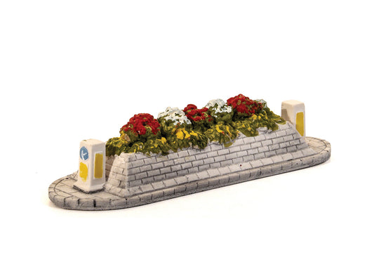 Harburn Hamlet SS383 Long Traffic Island with Flowering Shrubs HO/OO Gauge