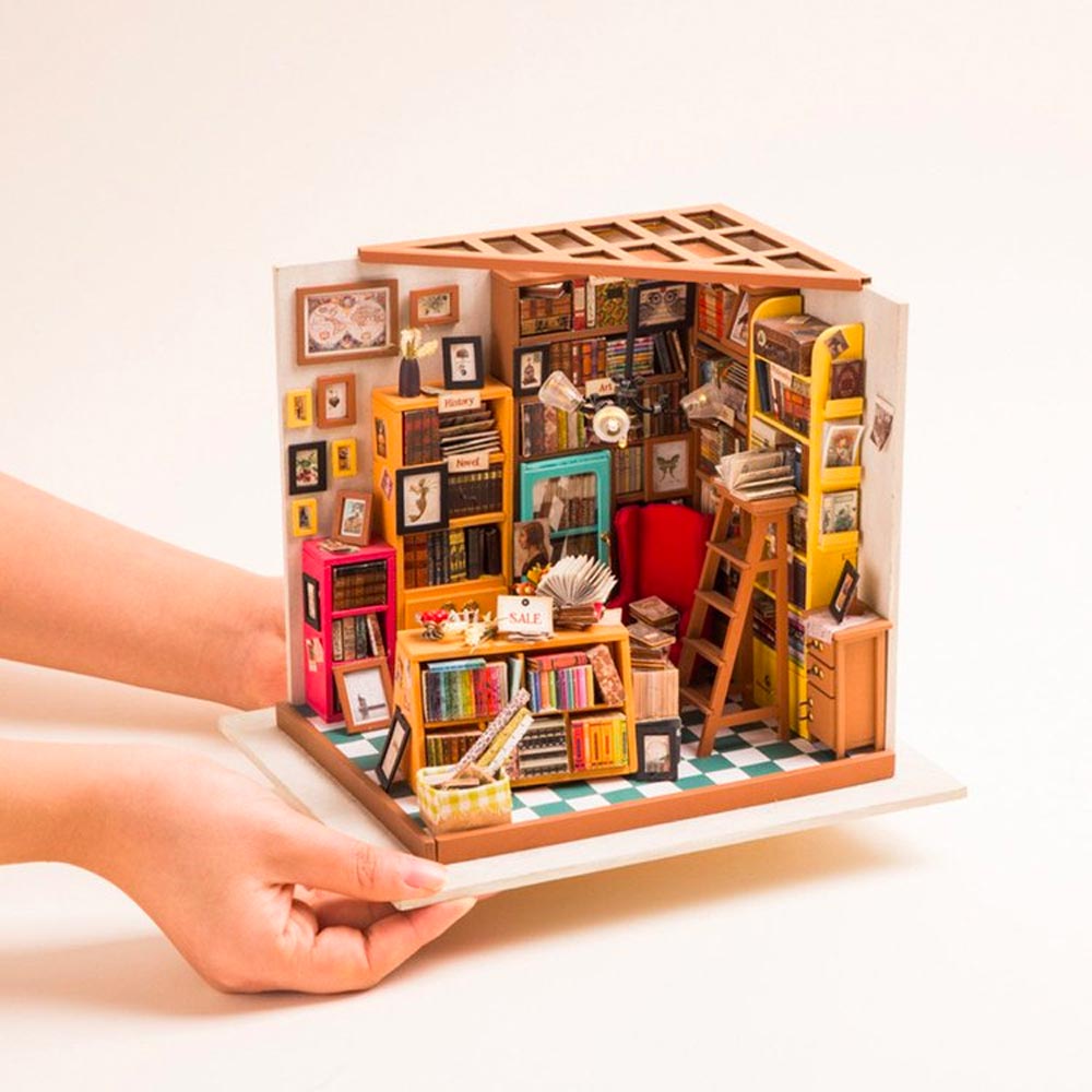 ROBOTIME Rolife Sam's Study 1:24 DIY Miniature Dollhouse DG102