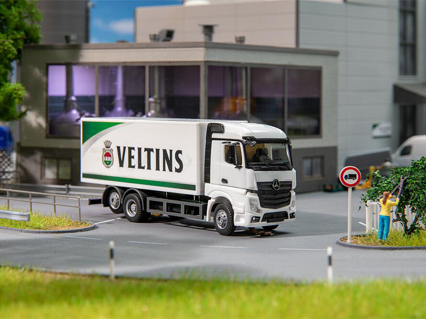 Faller Car System MB Actros Streamspace Box Body Veltins HO Gauge FA161439