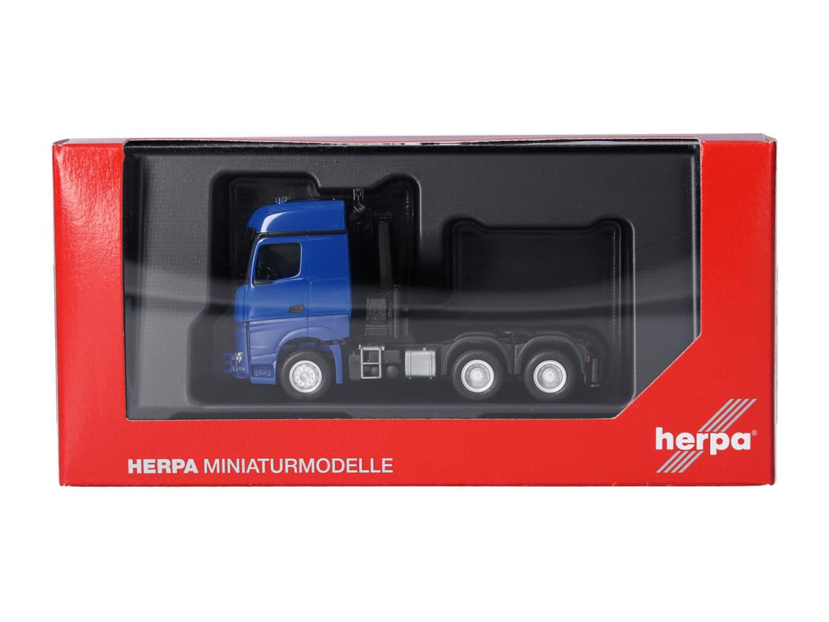 Herpa MB Arocs 18 Bigspace 3 Axle Rigid Tractor w/Crane Blue HA318747 HO Gauge