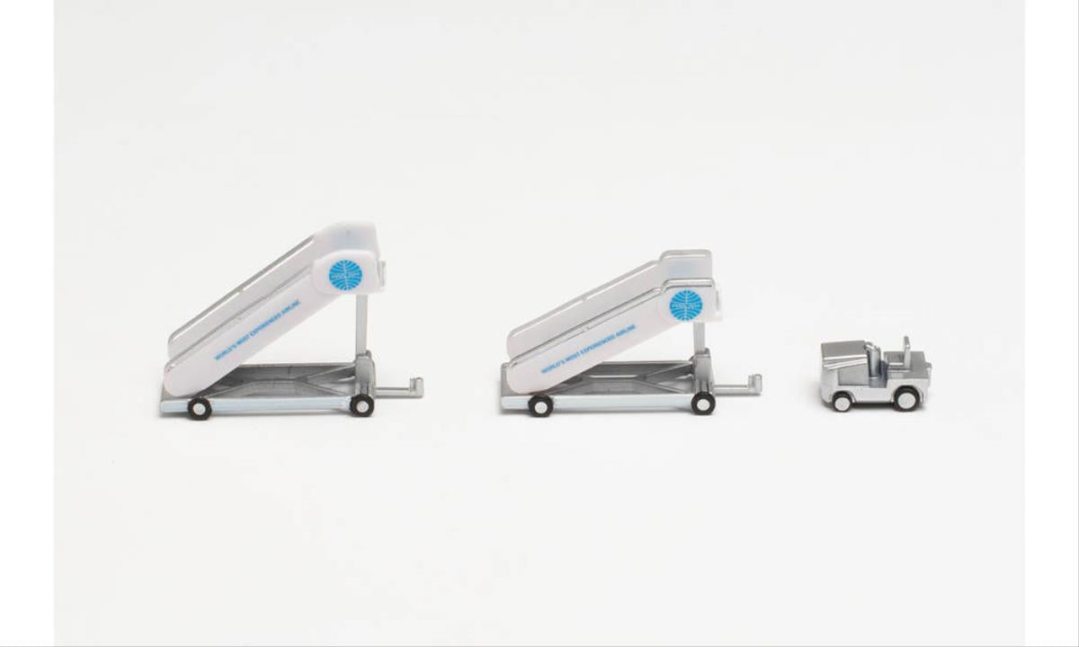 Herpa Wings 571890  Pan Am Historic Passenger Stairs (2) & Tractor (1:200)