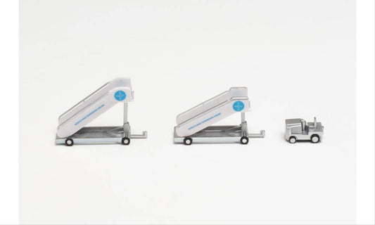 Herpa Wings 571890  Pan Am Historic Passenger Stairs (2) & Tractor (1:200)