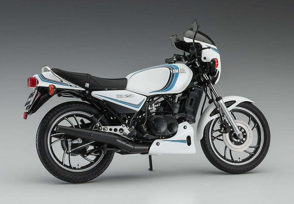 Hasegawa 21758 1982 Yamaha RZ250 (4L3) W/Cowl 1:12 Model Kit