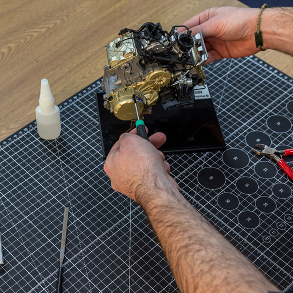 Pocher HK124 Ducati Panigale V2 Superquadro Final Edition 1:4 Diecast Model Kit