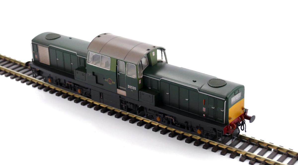 Heljan 1726  Class 17 D8599 BR Green Small Yellow Panels Weathered OO Gauge