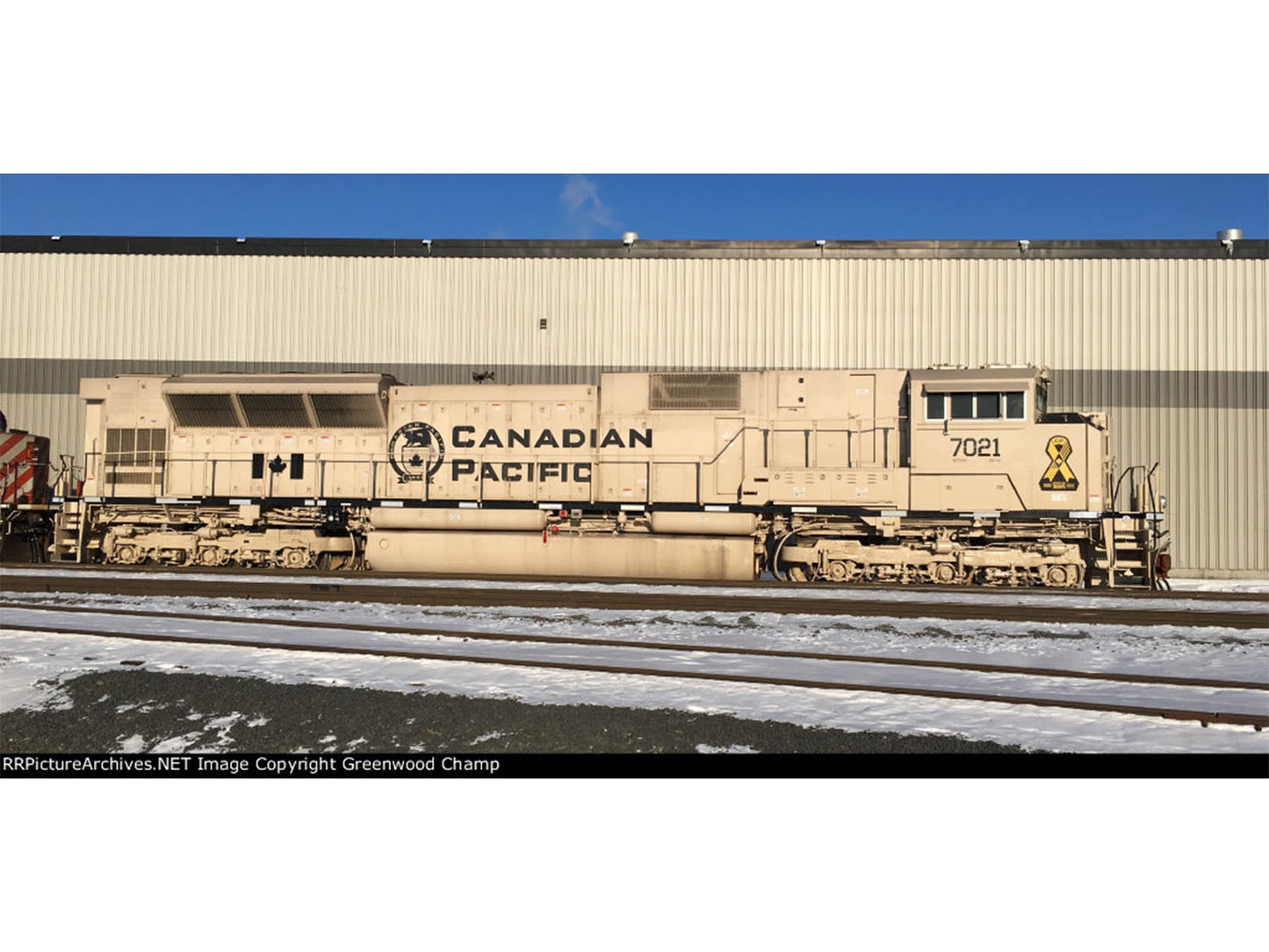 Kato SD70ACU Diesel CP Military Heritage 7021 Beige K176-8542 N Gauge