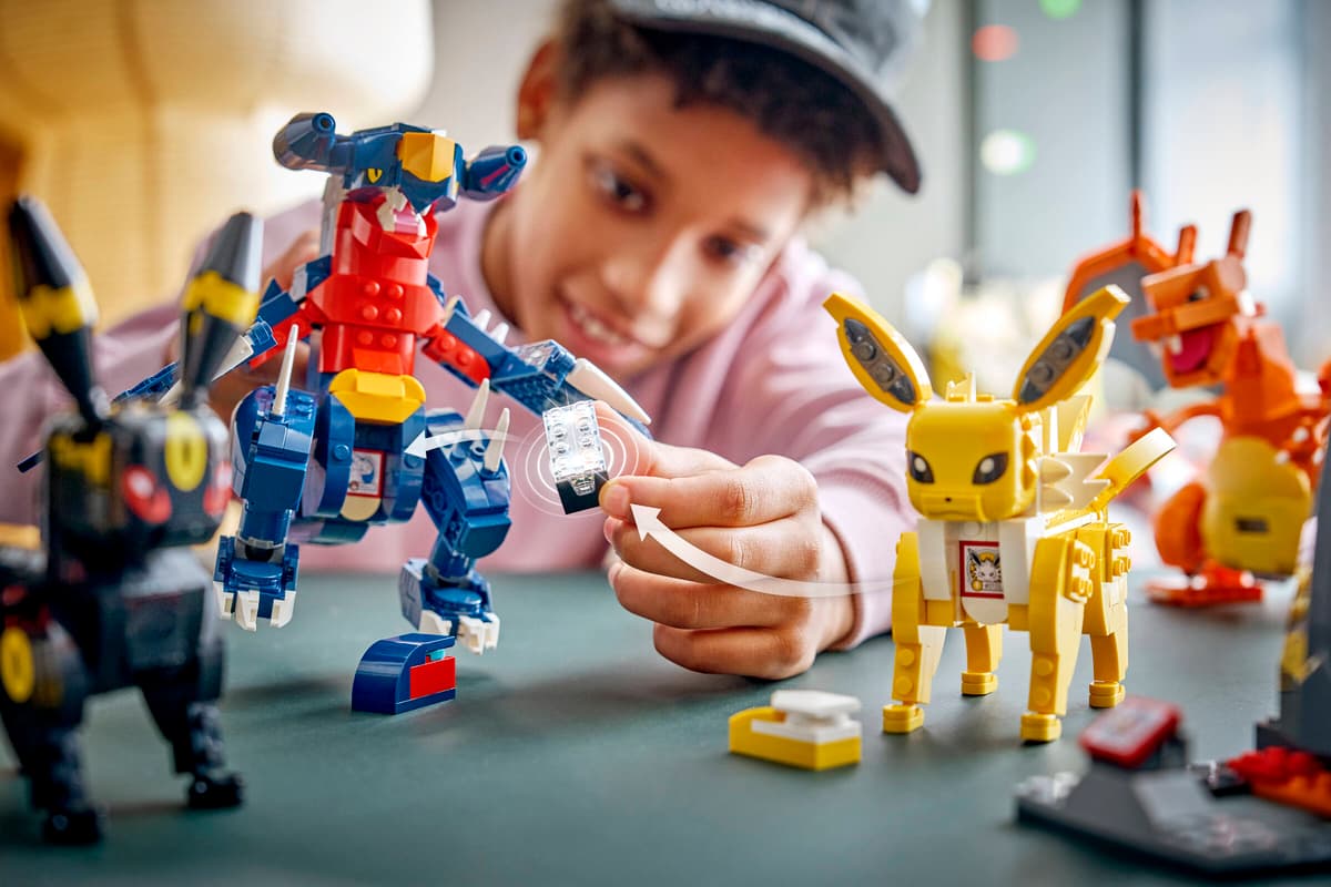 LEGO Pokémon 72165 SMART Play: Umbreon vs. Garchomp Championship Battle Age 10+ 831pcs