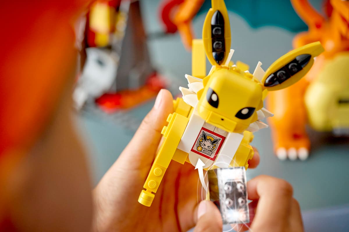 LEGO Pokémon 72167 SMART Play: Charizard vs. Jolteon Ultimate Battle Age 8+ 751pcs