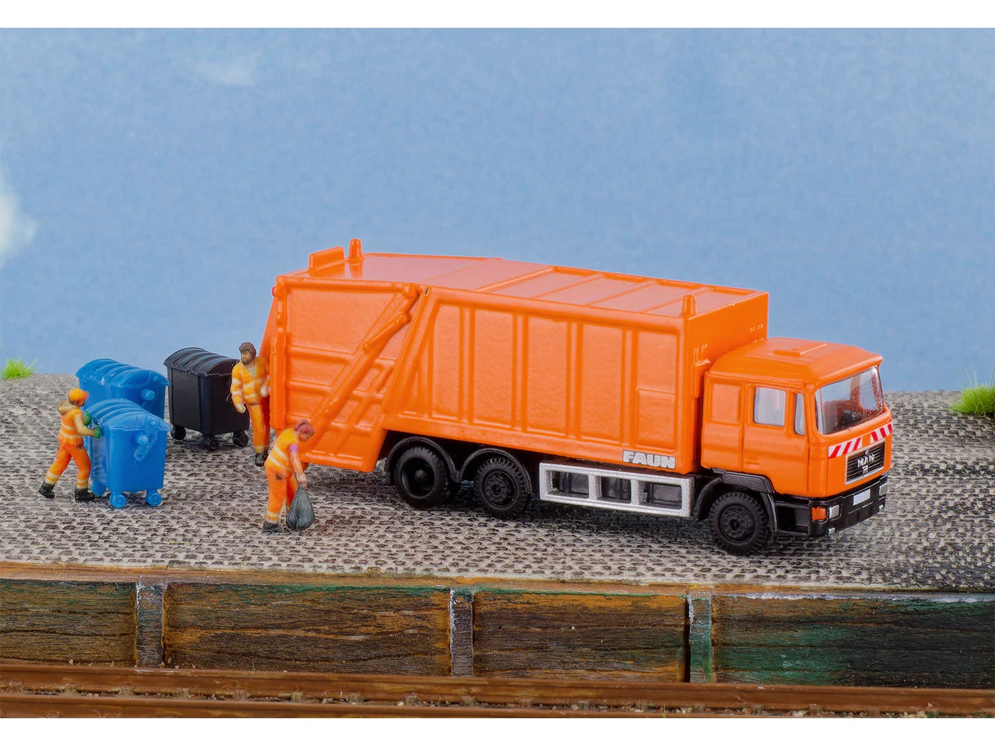 miNis Refuse Collection Miniscene Set LKLC97001 N Gauge