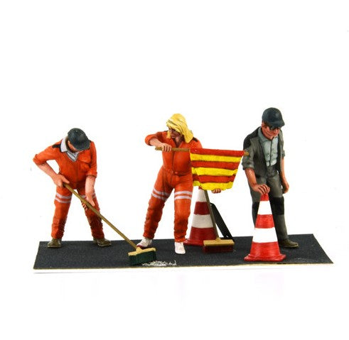 Le Mans Miniatures COFLM132002M  Marshalls (3) Figure Set 1 1:32