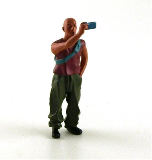 Le Mans Miniatures FLM132062M Renauld Spectator with Smartphone 1:32