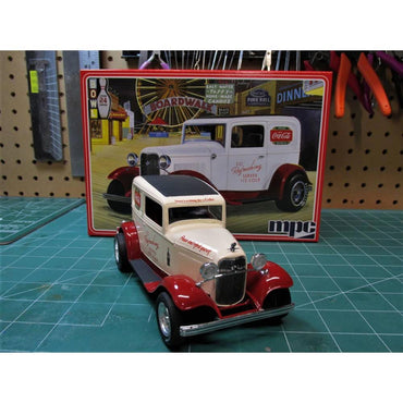 MPC 902 1932 Coca Cola Ford Sedan Delivery Van 1:25 Plastic Model Kit