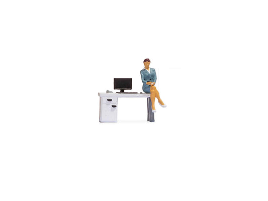 Noch In the Office (Woman) Tiny Scenes Set 16517 HO Gauge