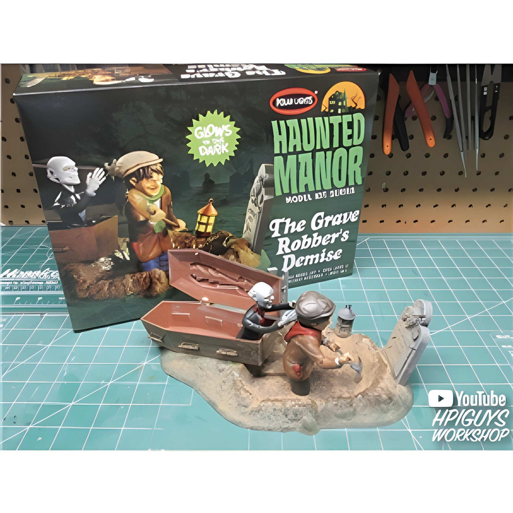 Polar Lights 976 Haunted Manor: The Grave Robber's Demise 1:12 Model Kit