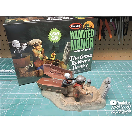 Polar Lights 976 Haunted Manor: The Grave Robber's Demise 1:12 Model Kit