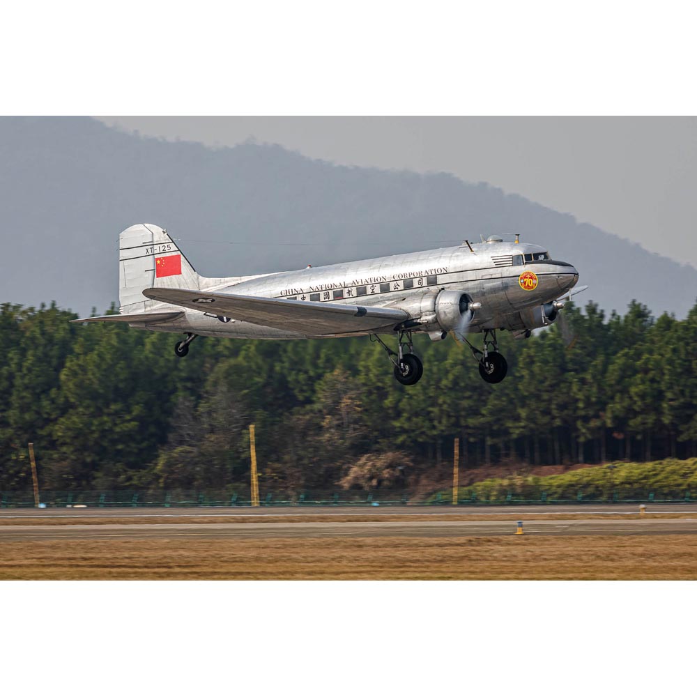 Trumpeter 5813 DC-3 CNAC 1:48 Model Kit