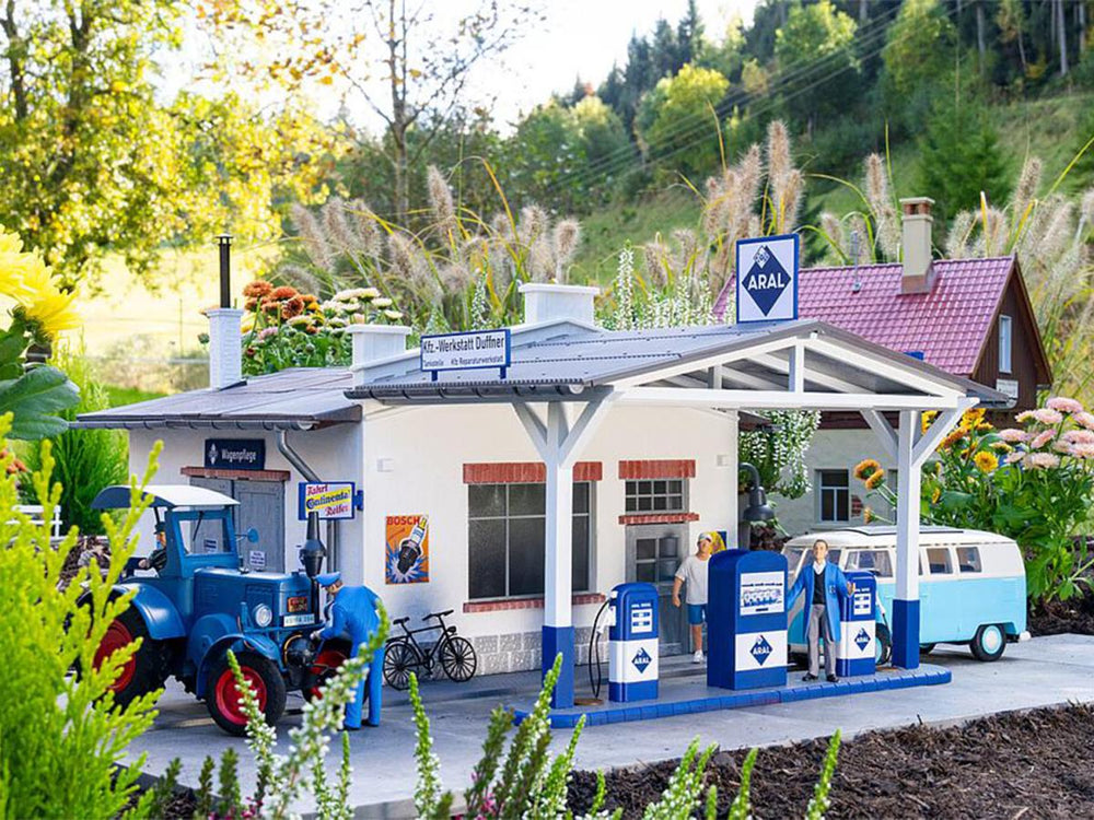 Pola 330821 ARAL Petrol Station with Workshop Kit G Gauge