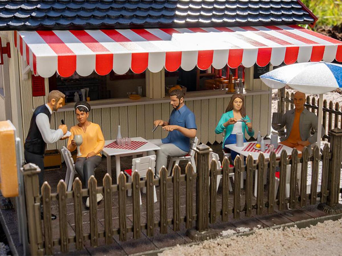 Pola 331532 Modern Seated Diners (4) & Waiter Figure Set G Gauge