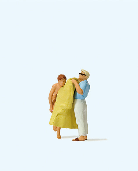 Preiser 28162 Changing Clothes on the Beach Figure HO