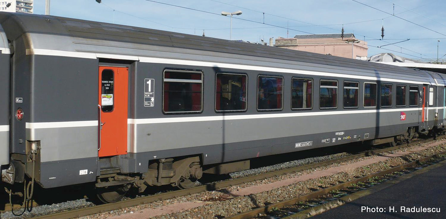 Roco 74537  SNCF A10rtu 1st Class Corail Saloon Coach VI HO