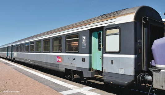 Roco 74540  SNCF B10rtu 2nd Class Corail Saloon Coach VI HO