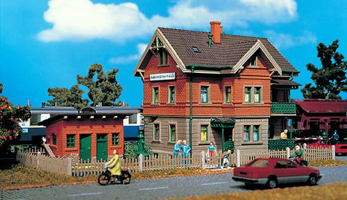 Vollmer 43529 Esslingen Gatekeepers House with Chicken Shed/Fence Kit HO