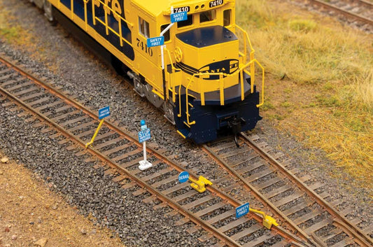 Walthers Cornerstone Yard Detail Blue Flag Kit WH933-4162 HO Gauge