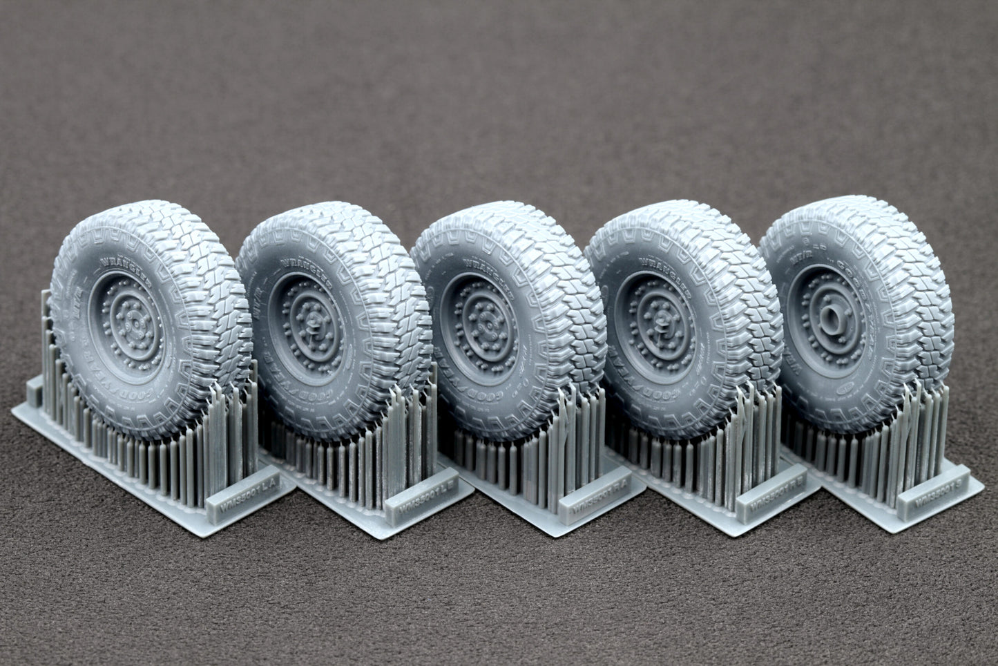 ScaleX HMMWV MT/R 24-bolt Ordinary Wheel Set For ICM 1:35 Model Kits