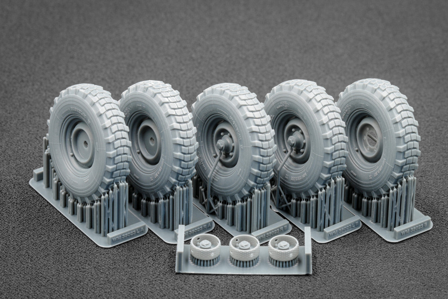 ScaleX Unimog 404 11.0R20 X v2 Ordinary Wheel Set For ICM, AK Revell 1:35 Model Kits