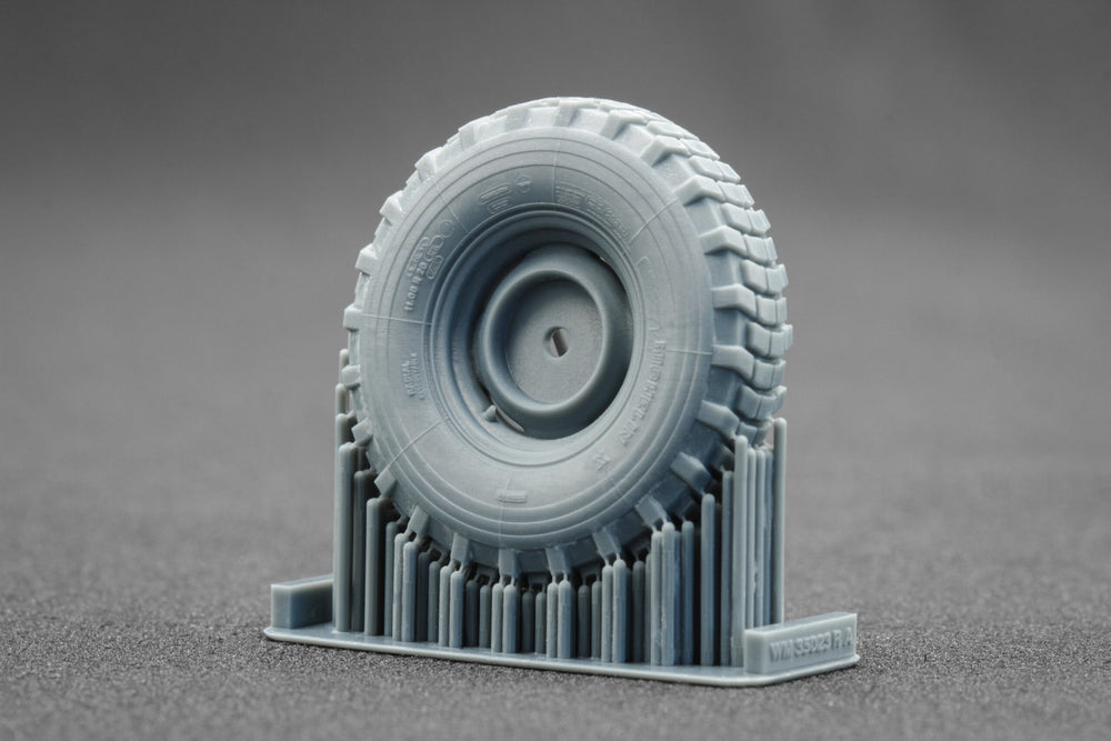 ScaleX Unimog 404 11.0R20 X v2 Ordinary Wheel Set For ICM, AK Revell 1:35 Model Kits